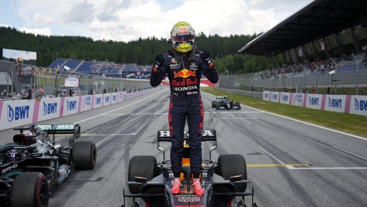 F1, Verstappen vince il Gp di Stiria e allunga. Hamilton 2°, poi Bottas. Ferrari: Sainz 6°, Leclerc 7°