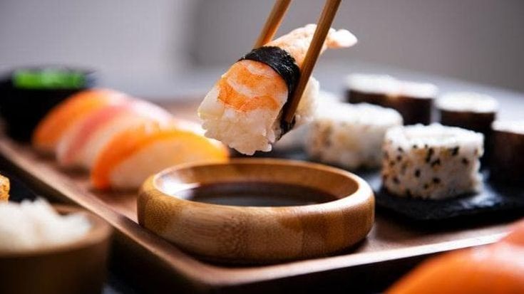 Pagato per 3 ore di lavoro al giorno ma ne fa 11: sushiman picchiato perché denuncia i ristoratori