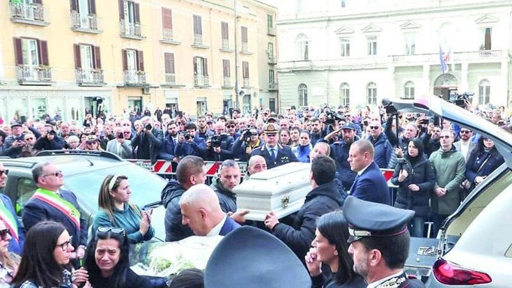 L’ultimo abbraccio a Domenico. In piazza a Nola la rabbia della folla: “Giustizia”