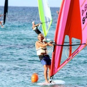 Palermo, le tavole a vela dei windsurfer colorano la baia di Mondello