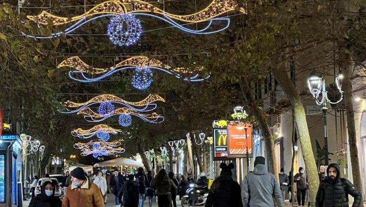  Vomero, via le luminarie e scatta la protesta: “Chi pagherà ora il rimontaggio?” 