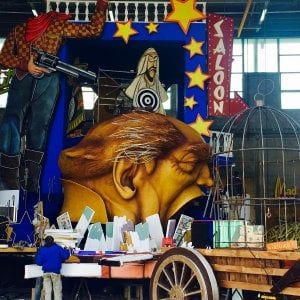 Viareggio, viaggio nella fabbrica del Carnevale, tra i maghi della cartapesta che avevano puntato su Trump