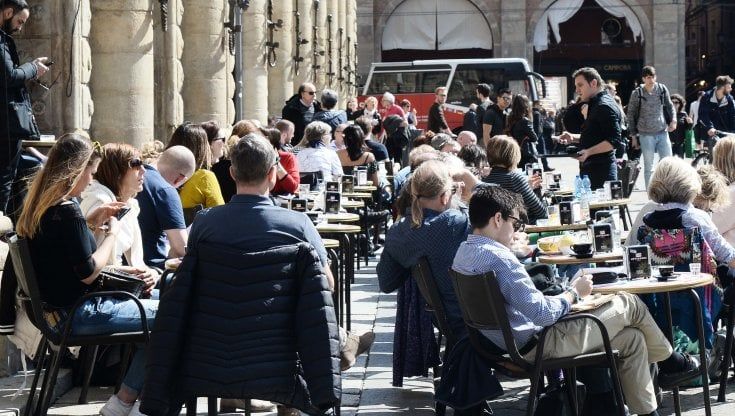 Tavolini all'aperto, stretta per bar e ristoranti: la strada occupata ora si paga