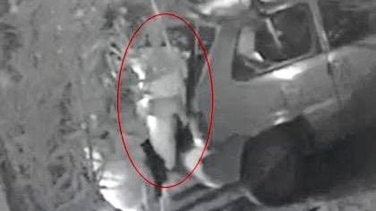Incastrati dai video, tre fermi per il cadavere avvolto nella coperta