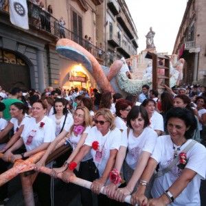 l record delle feste religiose, mille processioni ogni anno costano sei milioni