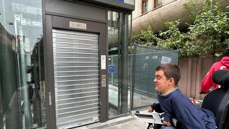 Sulla nuova metropolitana Blu il viaggio in sedia a rotelle è pieno di ostacoli: M4, la prova sul campo con lo studente Carlo Savini