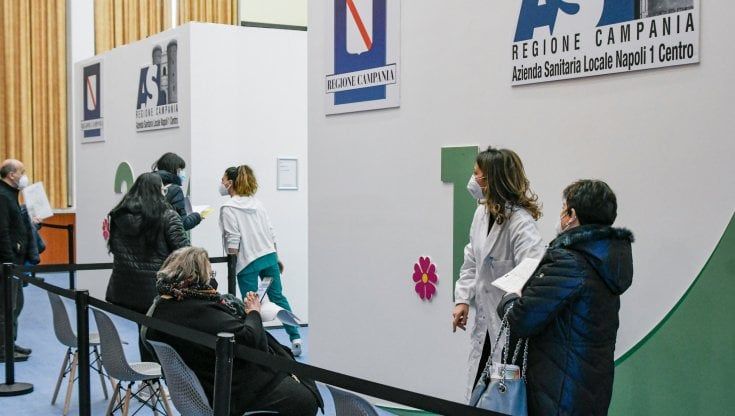 Napoli, oltre 500 prof e 100 vigili urbani disertano il vaccino con AstraZeneca 