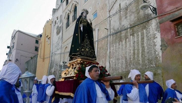 I riti nelle isole del golfo: dai Misteri antichi di Procida alla Corsa dell’Angelo a Ischia