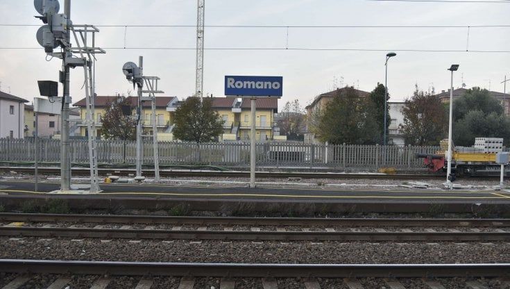 Picchia con violenza un pendolare che lo sveglia aprendo la finestra della sala d'attesa nella stazione: arrestato nella Bergamasca