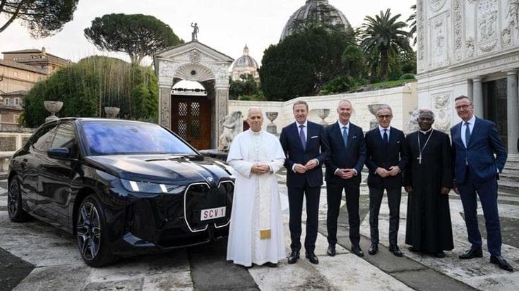 Il vertice Bmw consegna una iX60 a Papa Leone XIV