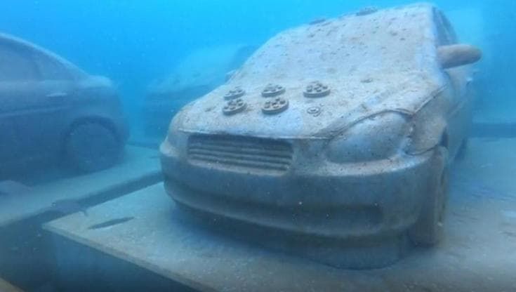 Le auto inabissate nell'oceano: una scultura per rigenerare l'ecosistema