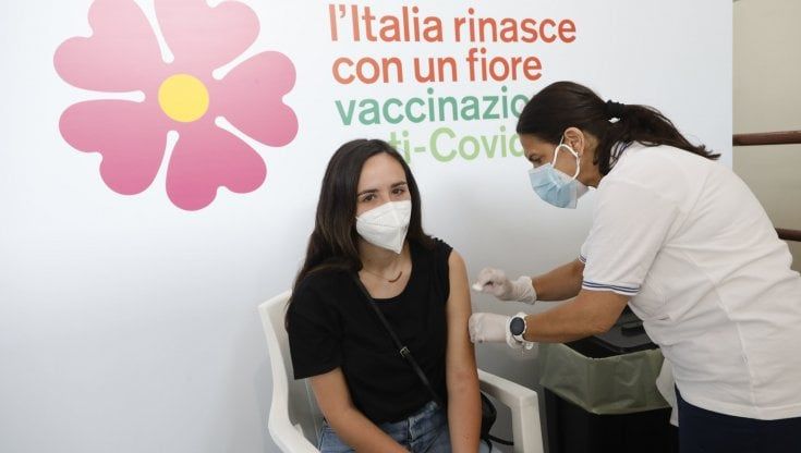 Vaccini, le Regioni a secco di fiale ora anticipano i richiami