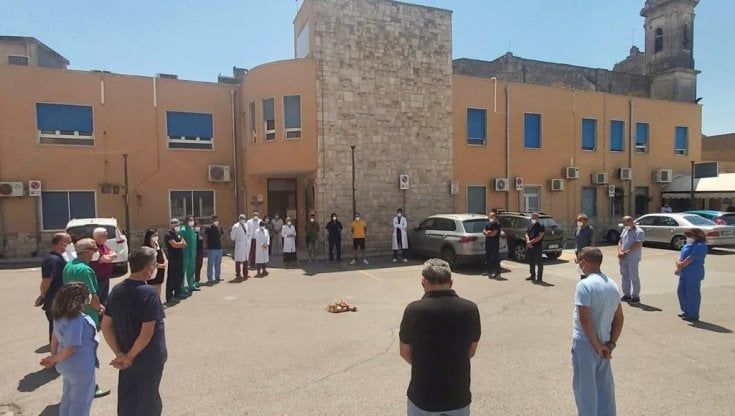 Primario morto in reparto, verifiche sui turni di lavoro in ospedale che colleghi e sindacati denunciano come 'massacranti'
