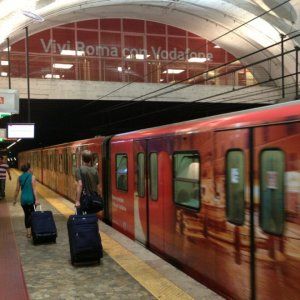 Termini, imbratta una turista con il fondotinta e le ruba lo zaino