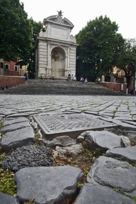 Roma, marciapiedi dissestati e sanpietrini divelti: slalom a rischio per i pedoni