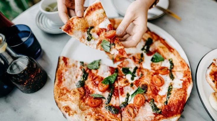 Pizza, le città in cui mangiarla con meno di 10 euro: la classifica dei prezzi