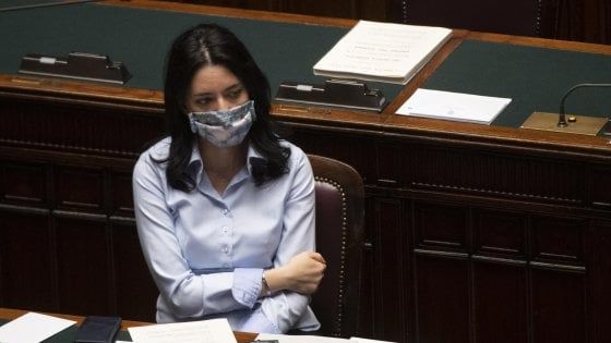 Scuola, la proposta dell'Azzolina: "Incentivi per far stare a casa i padri"