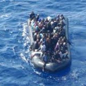 Migranti, una nave della Marina Militare salva 98 persone su un natante alla deriva&nbsp; pieno di africani in fuga
