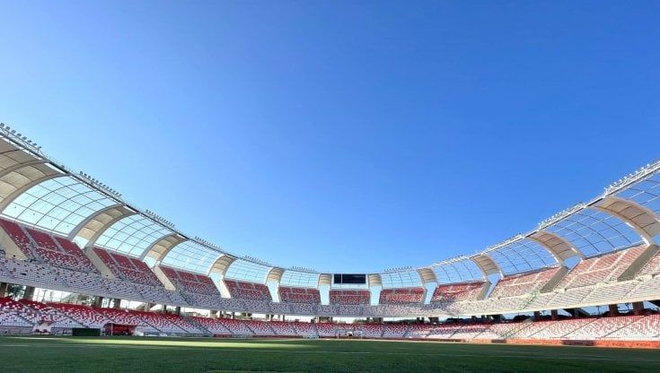 Bari, De Laurentiis saluta la squadra dopo la sconfitta con il Cagliari costata la serie A: "Amaro finale di una stagione incredibile, grazie"