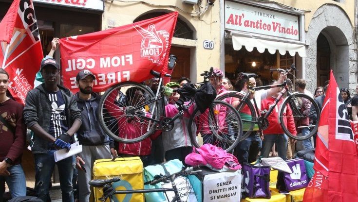 Oggi a Firenze lo sciopero dei rider per la morte di Sebastian: “Non ordinate cibo a casa”