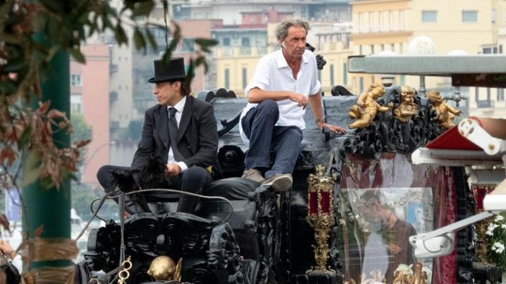 Funerale e spray anticolera sul lungomare di Napoli: è il maxi set di Sorrentino