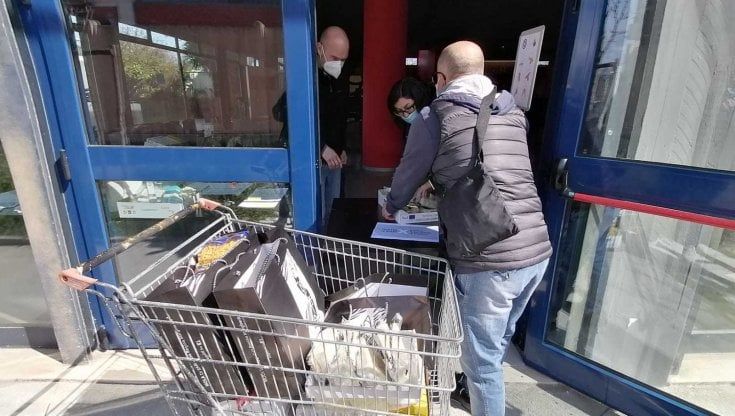 Nel teatro artisti e tecnici dello spettacolo in fila per ricevere un pacco di aiuti alimentari: "Siamo una comunità, superiamo la vergogna"