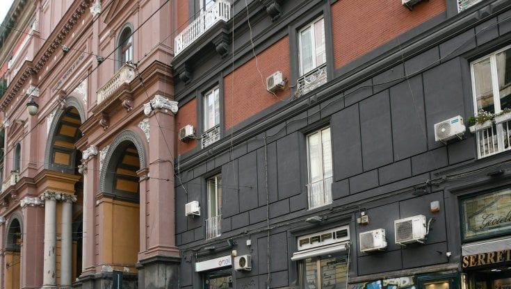 Galleria Principe di Napoli, le antiche facciate deturpate dai condizionatori