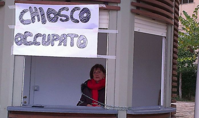 Ispica, "Ridatemi il mio chiosco" e si incatena