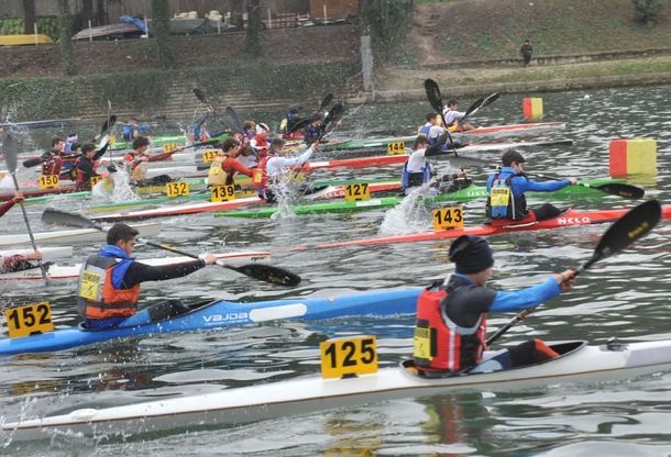 I maratoneti della canoa si sfidano sul Po