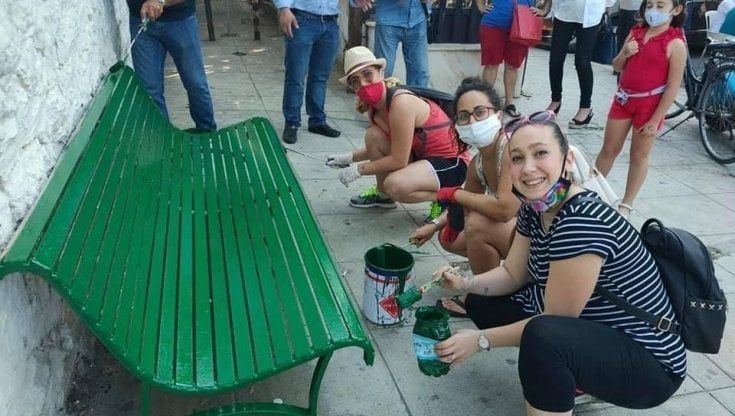 Arenella, rulli e pennelli in mano: le mamme del quartiere ridipingono le panchine