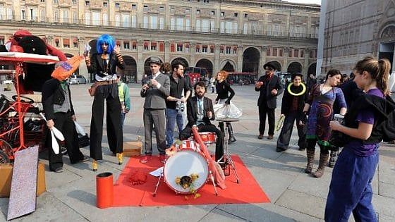 Artisti di strada, il Comune riduce i posti per suonare in centro a Bologna