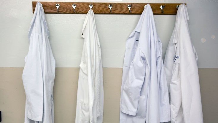 Meloni riammette i medici No Vax, ma in Sicilia sono già andati in pensione