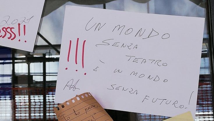 Le dediche d'amore per il teatro sulla porta dell'Arena del Sole lasciate dagli spettatori
