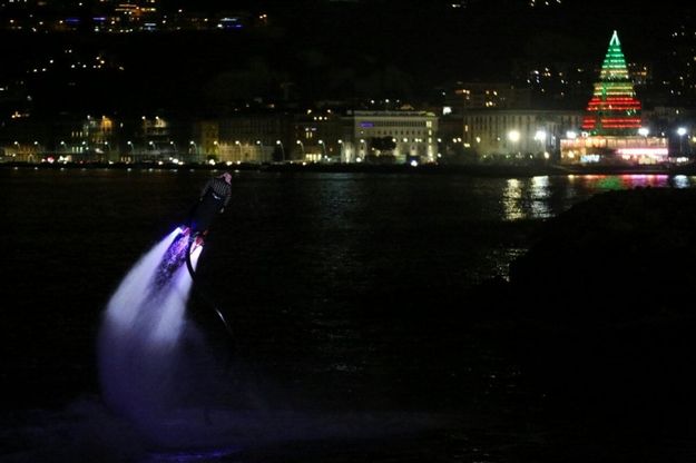 Folla a via Partenope per lo spettacolo di flyboard