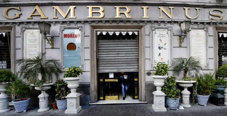 Napoli, le saracinesche abbassate nella città sospesa per coronavirus