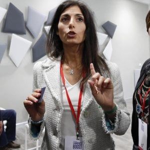 Virginia Raggi riceve una tessera sanitaria siciliana. Ispezione alla Regione: è stato lo scherzo di una dipendente