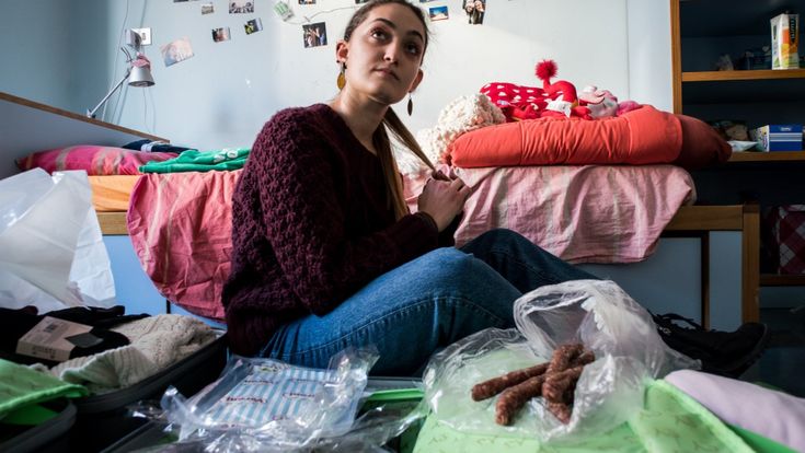 Pane e vestiti profumati di sapone:  i segreti dei ragazzi con la valigia