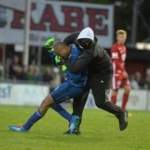 Svezia, portiere aggredito da spettatore incappucciato