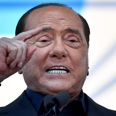 Silvio Berlusconi positivo al Covid. L’incubo iniziato a Ferragosto poi la fuga a Milano e i tamponi