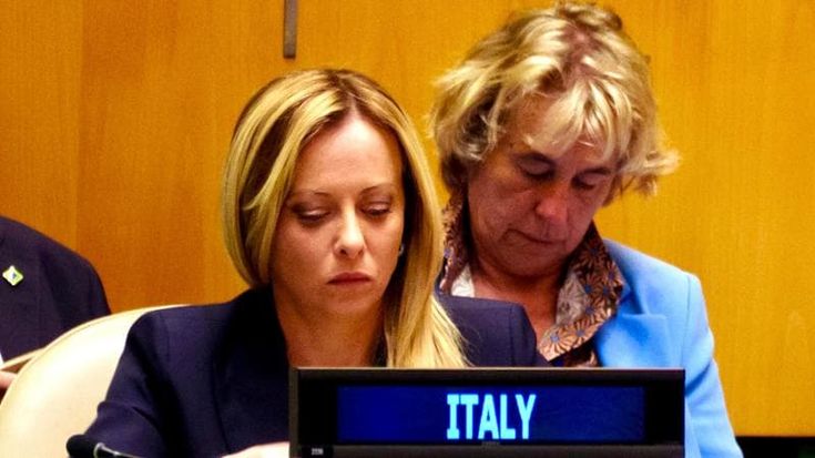 Giorgia Meloni, il linguaggio del corpo di una mamma al comando