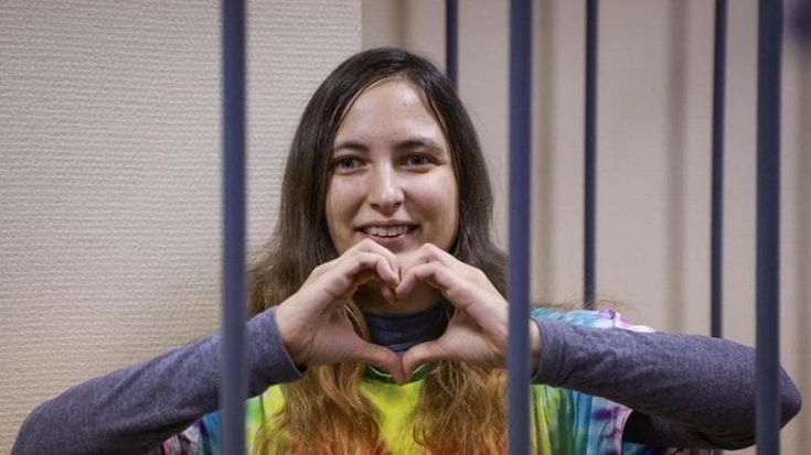 Russia, 7 anni all’artista che metteva messaggi pacifisti sui prezzi del supermercato: “Ho agito per il mio Paese”