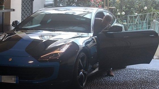 Lapo Elkann, incidente da fermo con la sua nuova Ferrari: portiera distrutta