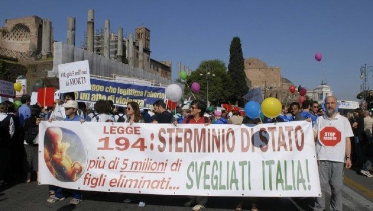 La crociata dei gruppi pro-life contro aborto e diritti Lgbt+