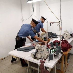 Scoperto  laboratorio clandestino dove dieci lavoratori cinesi dovevano anche dormire