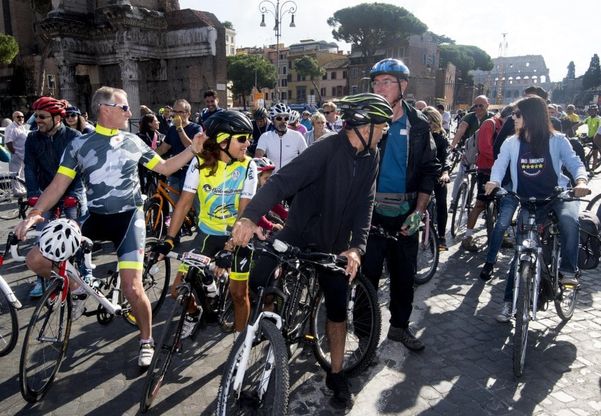 Roma, Raggi in bicicletta dà il via alla Granfondo Campagnolo