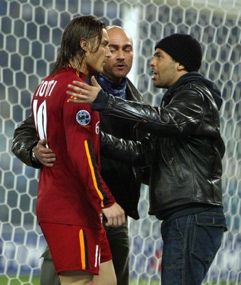 Il derby di Roma del 2004 interrotto dagli ultr&agrave;