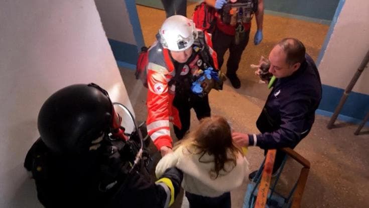 Ucraina, attacco russo su Zaporizhzhia: l'evacuazione di un condominio colpito da un drone