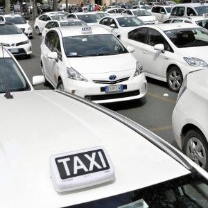 Milano, oggi i taxi scioperano per 14 ore. E Uber offre uno sconto del 20 per cento