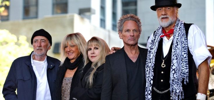 Fleetwood Mac, Lindsey Buckingham è fuori dal gruppo: "Gli auguriamo tutto il meglio"