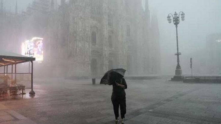 Dopo il caldo, vento e bombe d’acqua: donna muore a Milano travolta da un albero